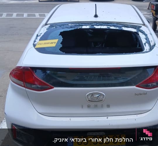 רכב עם שמשה אחורית שבורה בחניון